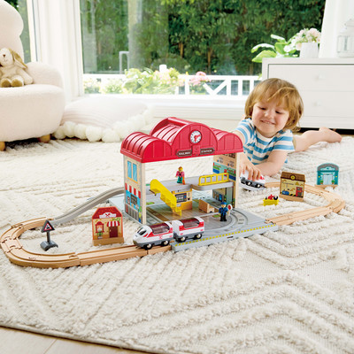 Железная дорога игрушечная Hape Железнодорожная станция / E3877_HP -