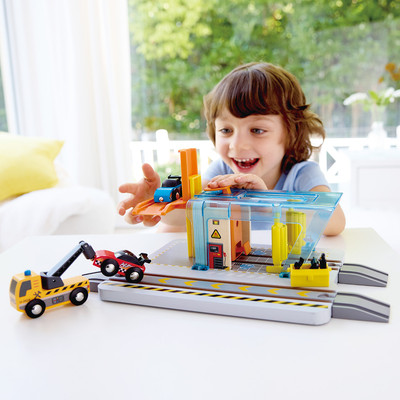 Железная дорога игрушечная Hape Железная дорога Автомойка / E3879_HP -