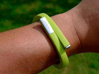 Фитнес-браслет Jawbone Up24 (L, лимонный) - вид на руке