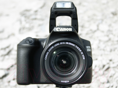 Зеркальный фотоаппарат Canon EOS 250D Kit EF-S 18-55mm III + сумка SB130 и SD-карта 16GB (черный)