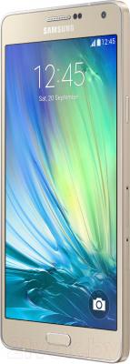 Смартфон Samsung Galaxy A7 / A700FD (золотой) - вполоборота