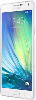 Смартфон Samsung Galaxy A7 / A700FD (белый) - вполоборота