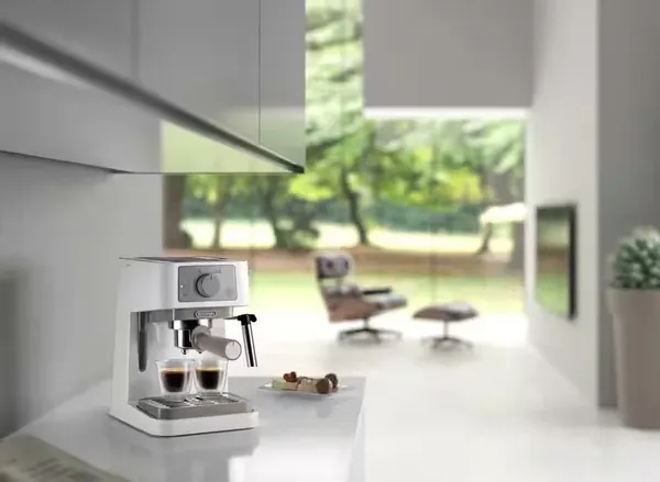 Кофеварка эспрессо DeLonghi EC260.W