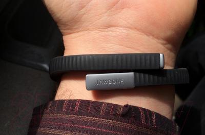 Фитнес-браслет Jawbone UP24 (S, черный) - вид на руке