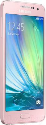 Смартфон Samsung Galaxy A3 / A300F/DS (розовый) - вполоборота
