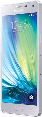 Смартфон Samsung Galaxy A3 / A300F/DS (серебристый) - вполоборота