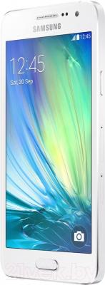 Смартфон Samsung Galaxy A3 / A300F/DS (белый) - вполоборота