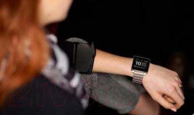 Умные часы Sony SmartWatch 2  (серебристый) - в использовании