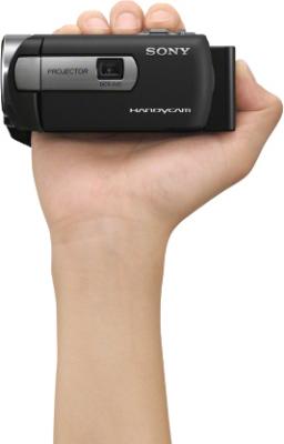 Видеокамера Sony DCR-PJ5E - в руке