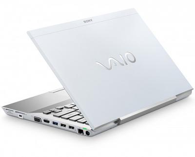Ноутбук Sony VAIO VPCSB3M1R/W - сбоку полуоткрытый