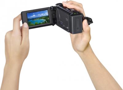 Видеокамера Sony HDR-PJ200E - в руках