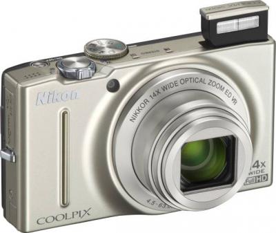 Компактный фотоаппарат Nikon COOLPIX S8200 Silver - общий вид