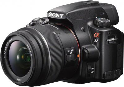 Зеркальный фотоаппарат Sony SLT-A37K - вполоборота