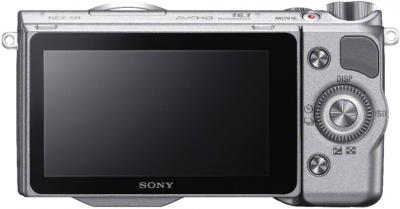 Беззеркальный фотоаппарат Sony Alpha NEX-5RK (серебристый) - вид сзади