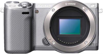 Беззеркальный фотоаппарат Sony Alpha NEX-5RK (серебристый) - вид спереди без объектива