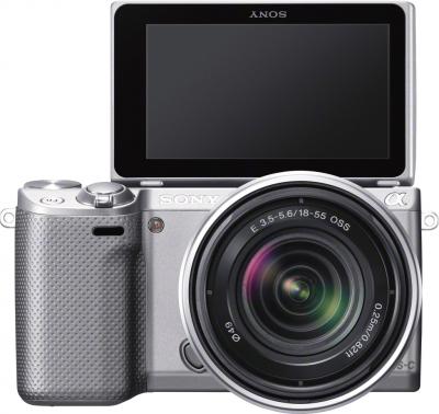 Беззеркальный фотоаппарат Sony Alpha NEX-5RK (серебристый) - вид спереди +поворотный экран