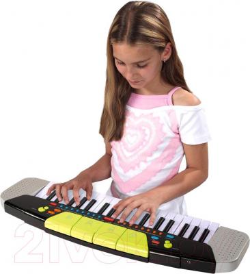 Музыкальная игрушка Simba Стильный синтезатор (10 6835366) - ребенок во время игры