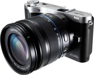 Беззеркальный фотоаппарат Samsung NX210 Kit 18-55mm Black-Silver - вполоборота