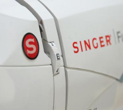 Швейно-вышивальная машина Singer Futura XL-400 - регулятор натяжения нити