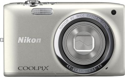 Компактный фотоаппарат Nikon Coolpix S2700 Silver - вид спереди с закрытым объективом