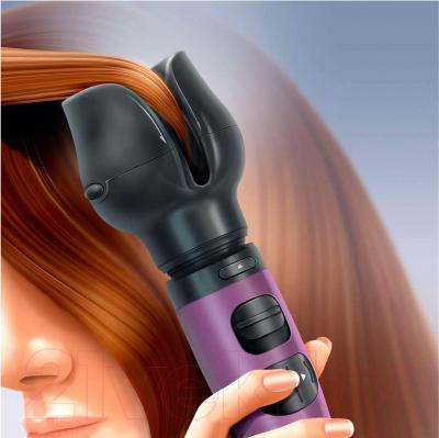 Фен-щетка Philips HP8668/00 - помещение волос в насадку для завивки