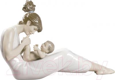 Статуэтка Lladro Familia "Хихикая на руках у мамы"