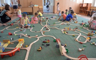 Железная дорога игрушечная Brio Деревянная железная дорога с краном 33010