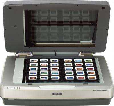 Планшетный сканер Epson Expression 10000 XL - открытый со слайдами