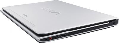 Ноутбук Sony VAIO SV-E14A3V2R/S - вид сбоку