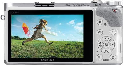 Беззеркальный фотоаппарат Samsung NX300 Kit 18-55mm White-Silver (EV-NX300ZBQURU) - вид сзади
