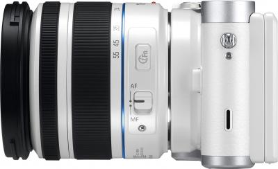 Беззеркальный фотоаппарат Samsung NX300 Kit 18-55mm White-Silver (EV-NX300ZBQURU) - вид сбоку