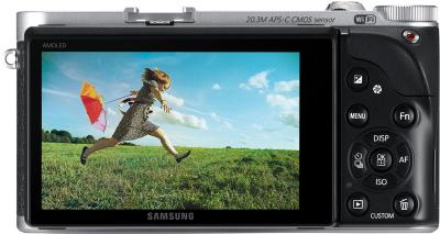 Беззеркальный фотоаппарат Samsung NX300 Kit 18-55mm Black-Silver (EV-NX300ZBSTRU) - вид сзади