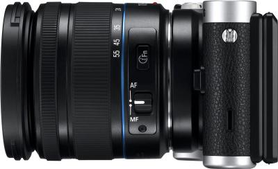 Беззеркальный фотоаппарат Samsung NX300 Kit 18-55mm Black-Silver (EV-NX300ZBSTRU) - вид сбоку
