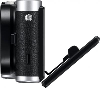 Беззеркальный фотоаппарат Samsung NX300 Kit 18-55mm Black-Silver (EV-NX300ZBSTRU) - вид сбоку: поворотный экран