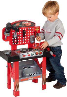 Верстак-стол игрушечный Smoby Ремонтная мастерская Тачки с машинкой Маккуин (500189) - ребенок рядом с мастерской