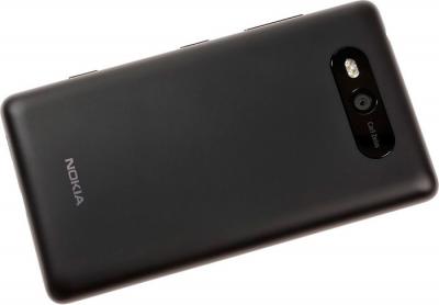 Смартфон Nokia Lumia 820 Black - вид сзади