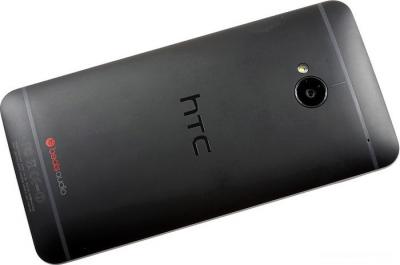Смартфон HTC One Black - сзади