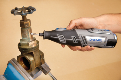 Профессиональный гравер Dremel 8200 (F.013.820.0JG) - в работе