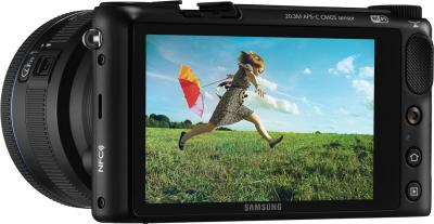 Беззеркальный фотоаппарат Samsung NX2000 (EV-NX2000BABRU) Black - вполоборота