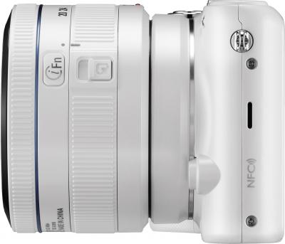 Беззеркальный фотоаппарат Samsung NX2000 (EV-NX2000BFWRU) White - вид сбоку