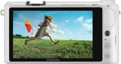 Беззеркальный фотоаппарат Samsung NX2000 (EV-NX2000BFWRU) White - дисплей
