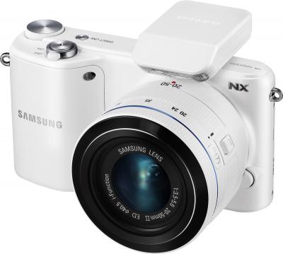 Беззеркальный фотоаппарат Samsung NX2000 (EV-NX2000BFWRU) White - с внешней вспышкой