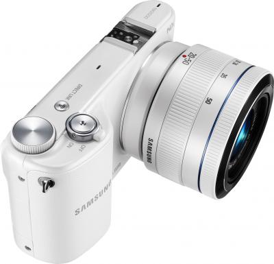 Беззеркальный фотоаппарат Samsung NX2000 (EV-NX2000BFWRU) White - вполоборота