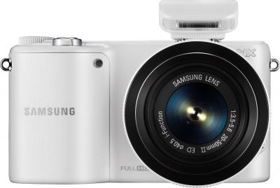 Беззеркальный фотоаппарат Samsung NX2000 (EV-NX2000BFWRU) White - вид спереди со вспышкой