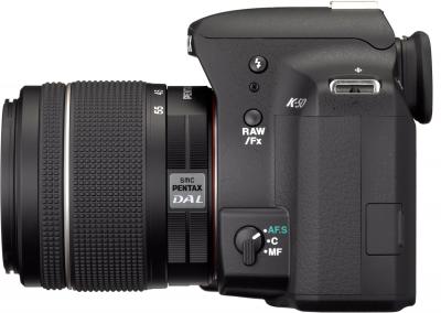 Зеркальный фотоаппарат Pentax K-50 Kit (DA L 18-55mm WR, черный) - вид сбоку