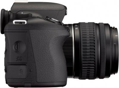 Зеркальный фотоаппарат Pentax K-500 Kit (DA L 18-55mm, Black) - вид справа