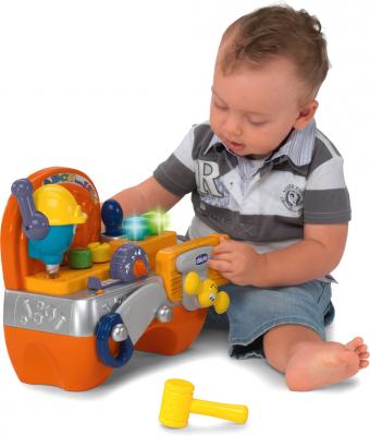 Развивающая игрушка Chicco Говорящая мастерская (69032000180) - ребенок во время игры