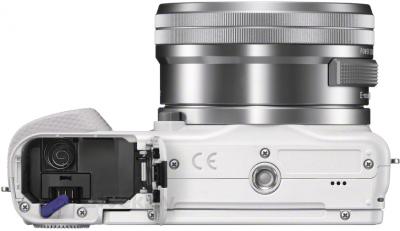 Беззеркальный фотоаппарат Sony NEX-3NLW - вид снизу