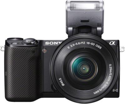 Беззеркальный фотоаппарат Sony NEX-5TLB - вид спереди со вспышкой