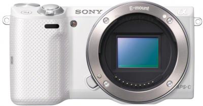 Беззеркальный фотоаппарат Sony NEX-5TLW - вид спереди без объектива